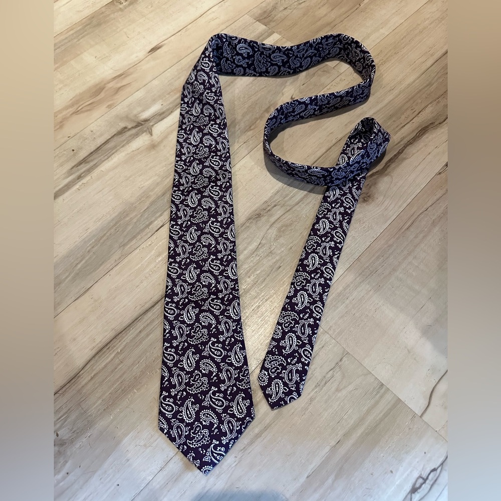 100% cotton Paisley Patterned Tie in Purple and White